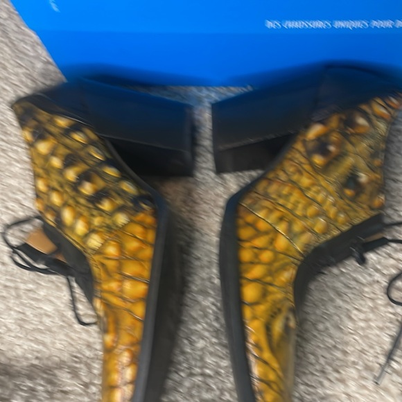 Room 112 John Fluevog - Picture 3 of 3